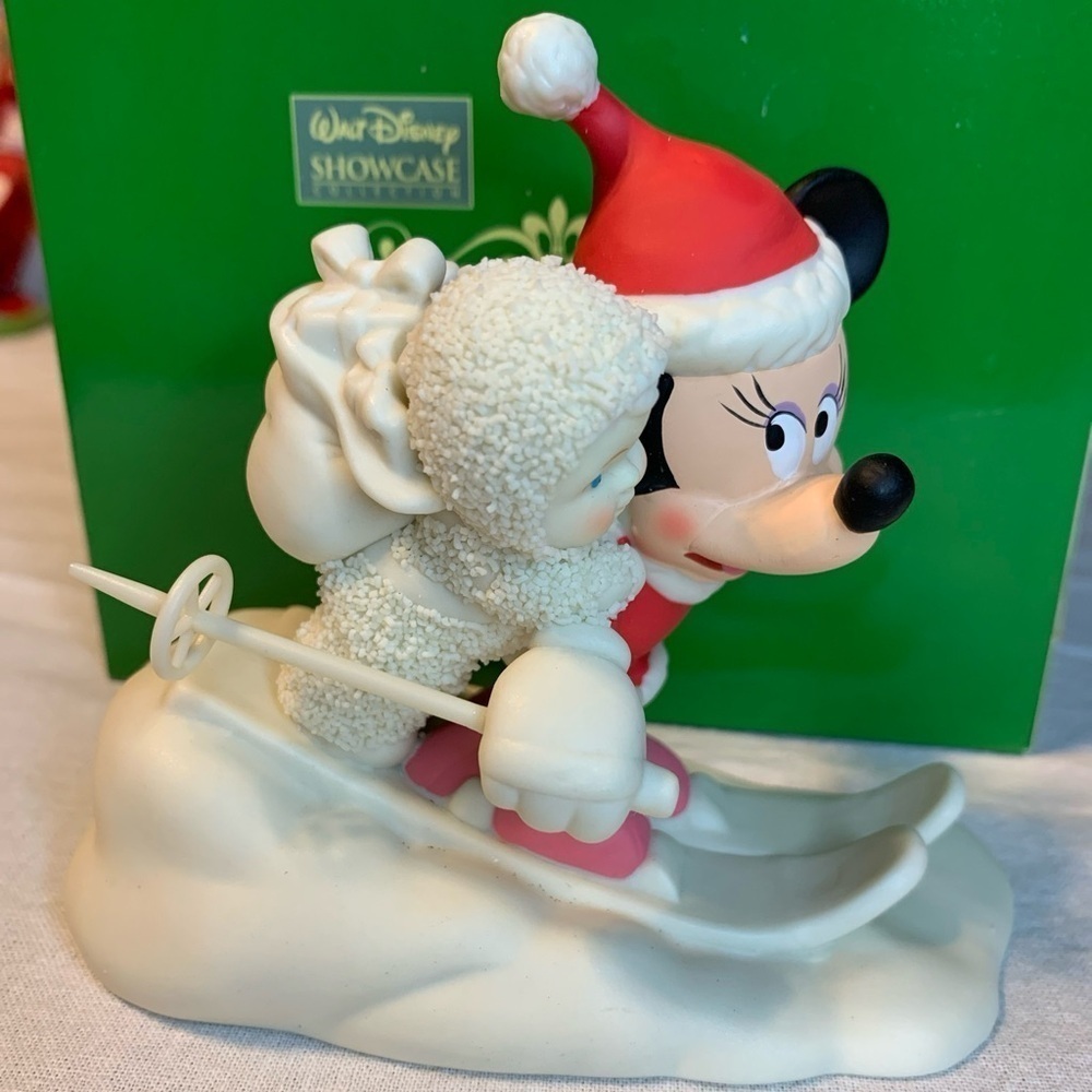 2006 Disney Dept. 56 Snowbabies Minnie’s Special Delivery Figurine Skiing